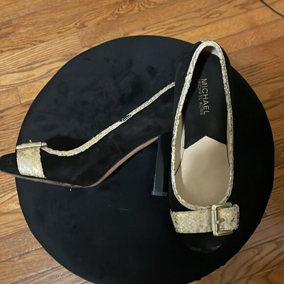 Black suede Micheal’s Kors belted round toe high heels stilettos size 7.5 M - Picture 4 of 15